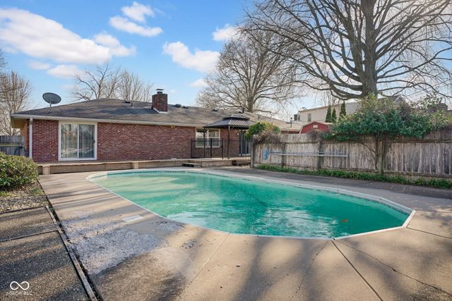 4540 Woodcrest Drive, Columbus, IN 47203