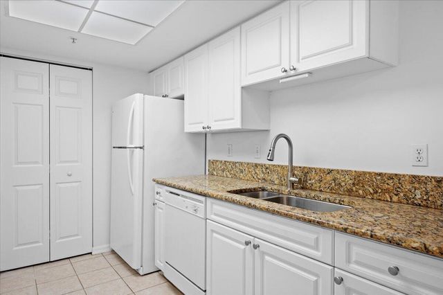 200 N Crestwood Court N 211, Royal Palm Beach, FL 33411