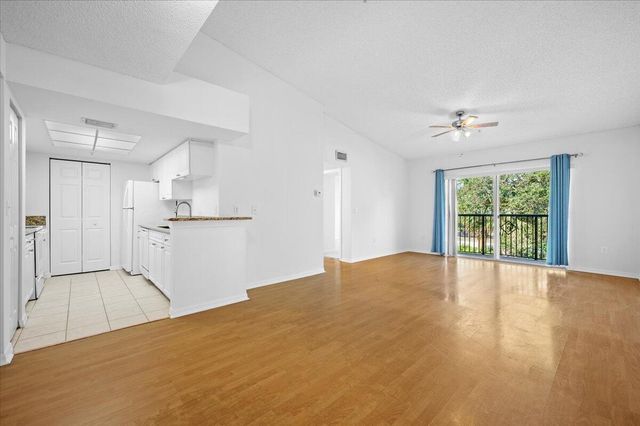 200 N Crestwood Court N 211, Royal Palm Beach, FL 33411