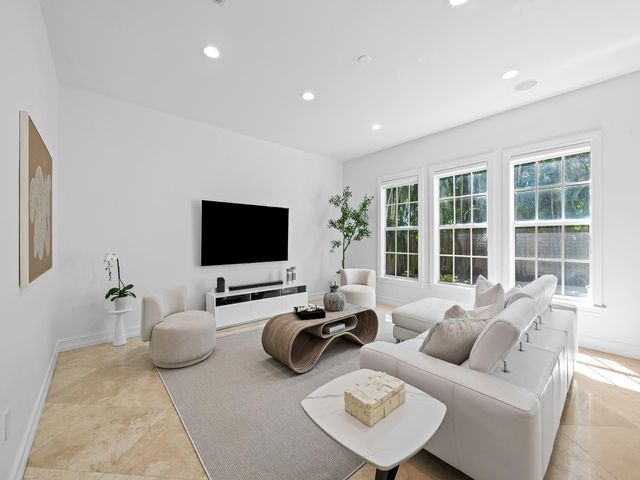 810 SE 5th Ct, Fort Lauderdale, FL 33301