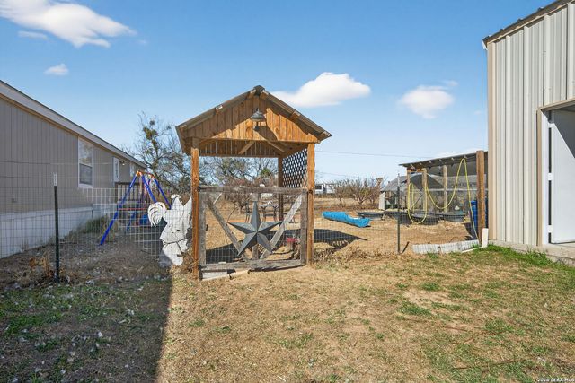 225 Quail Run, Lytle, TX 78052