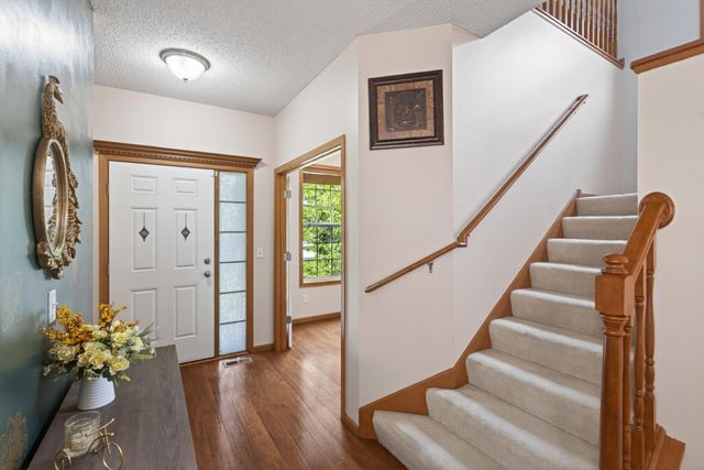 10013 Iris Lane, Eden Prairie, MN 55347