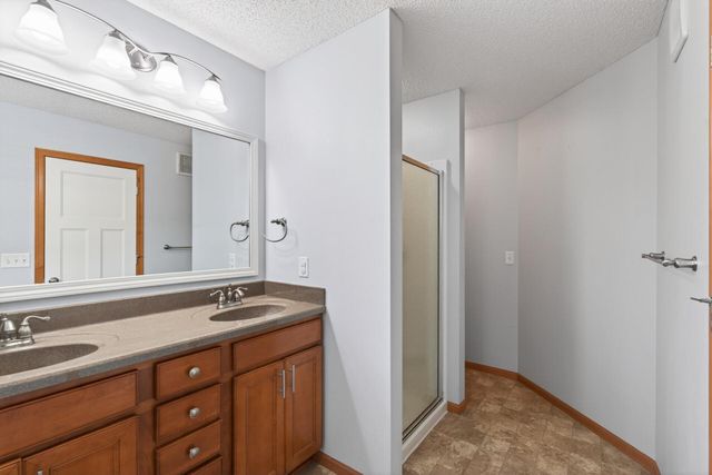 10013 Iris Lane, Eden Prairie, MN 55347