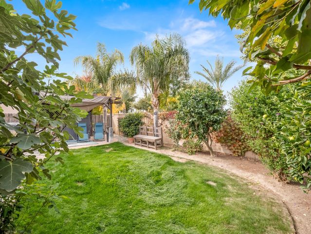 11319 N Via Napoli Drive, Fresno, CA 93730