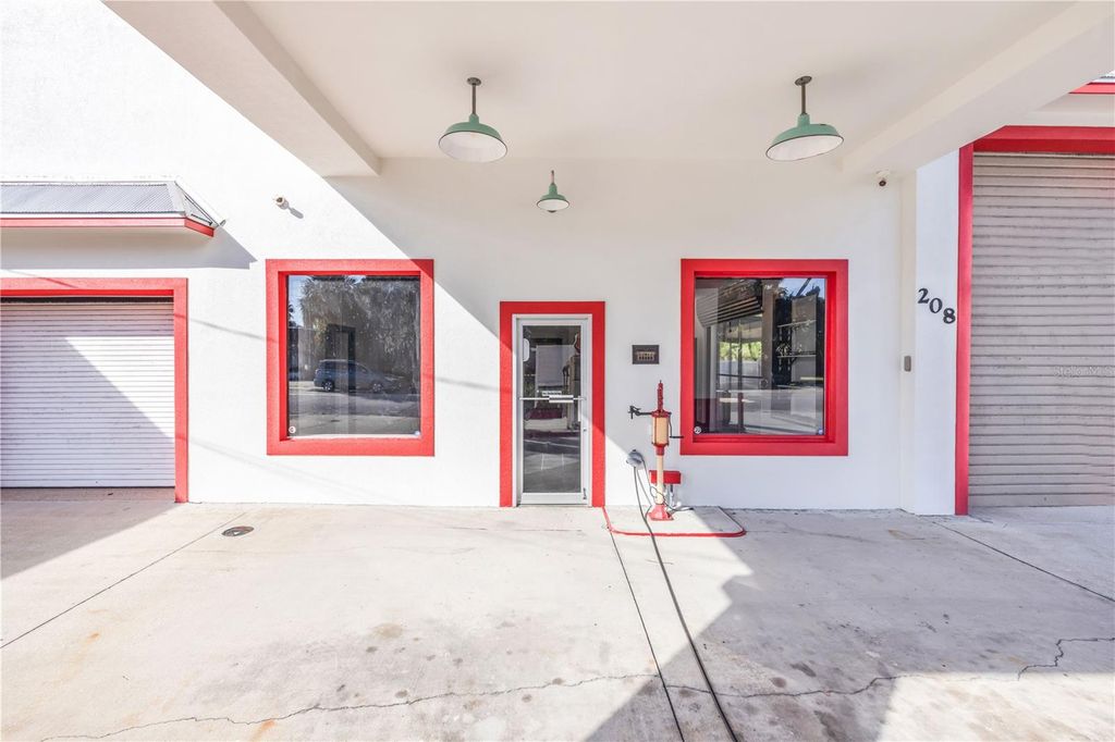 Image 4 of property listing at 208 MAGNOLIA ST, New Smyrna Beach, FL 32168