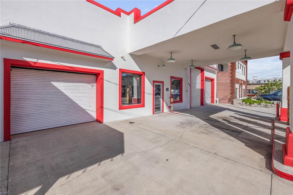 Image 5 of property listing at 208 MAGNOLIA ST, New Smyrna Beach, FL 32168