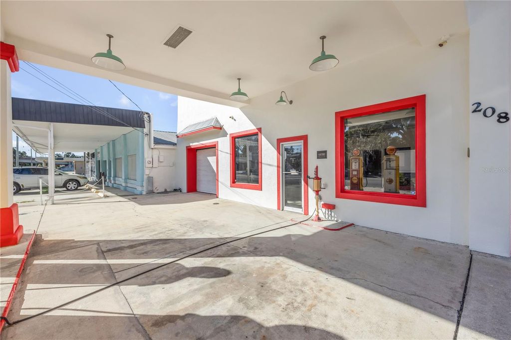 Image 6 of property listing at 208 MAGNOLIA ST, New Smyrna Beach, FL 32168