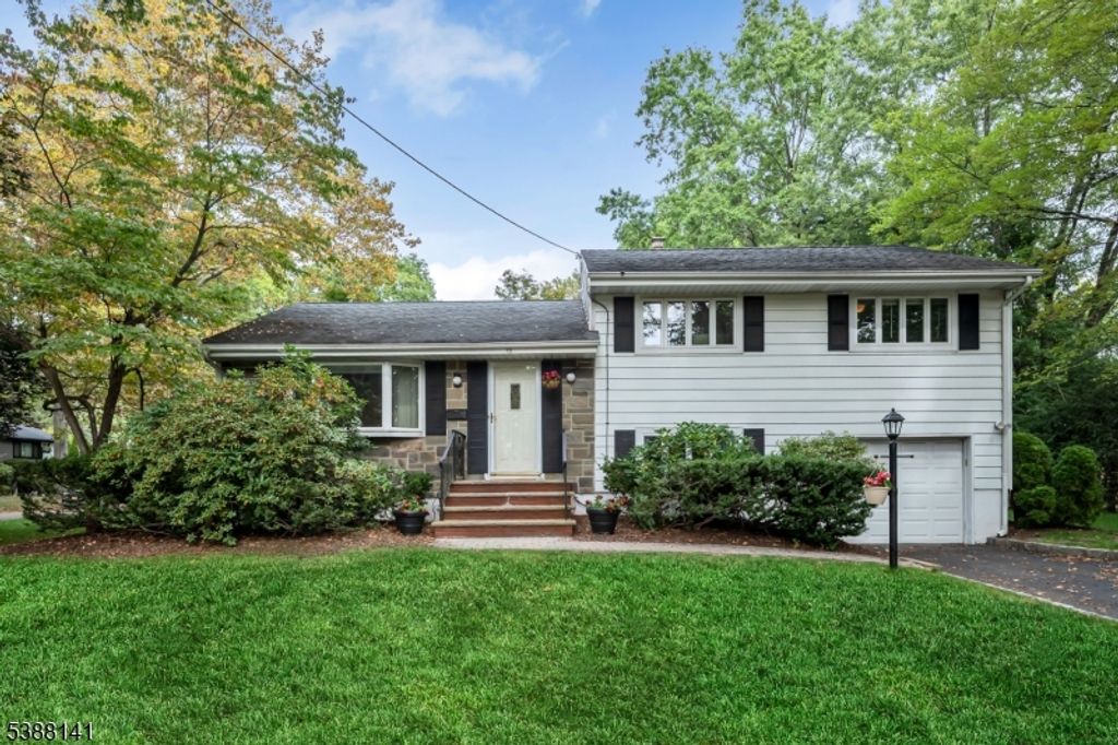 15 Linden Rd, Hohokus Boro, NJ 07423