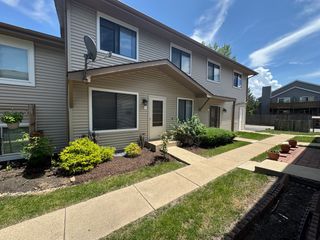 29W529 Winchester Circle S 2, Warrenville, IL 60555