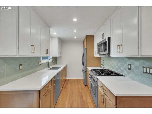 9760 Sw INGLEWOOD Pl, Portland, OR 97225