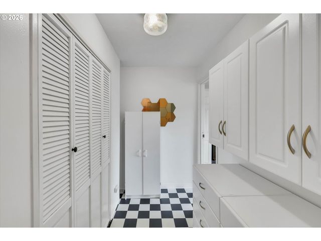 9760 Sw INGLEWOOD Pl, Portland, OR 97225