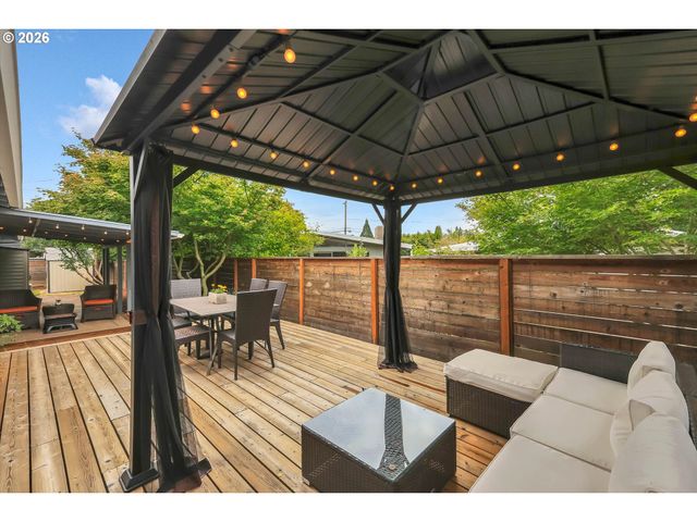 9760 Sw INGLEWOOD Pl, Portland, OR 97225