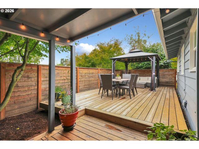 9760 Sw INGLEWOOD Pl, Portland, OR 97225