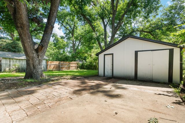 310 N Walnut Street, Cleburne, TX 76033