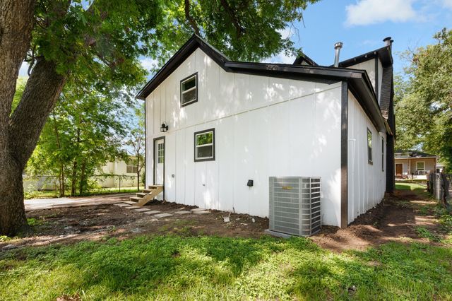 310 N Walnut Street, Cleburne, TX 76033