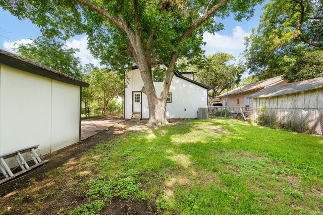 310 N Walnut Street, Cleburne, TX 76033