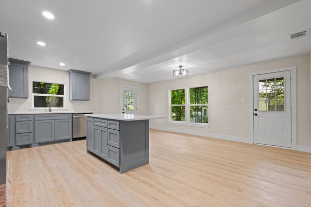 310 N Walnut Street, Cleburne, TX 76033