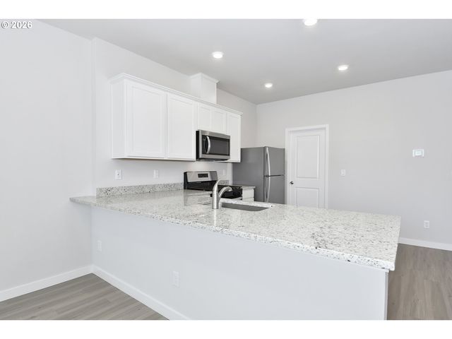 1161 PARKSIDE Ave, Woodburn, OR 97071