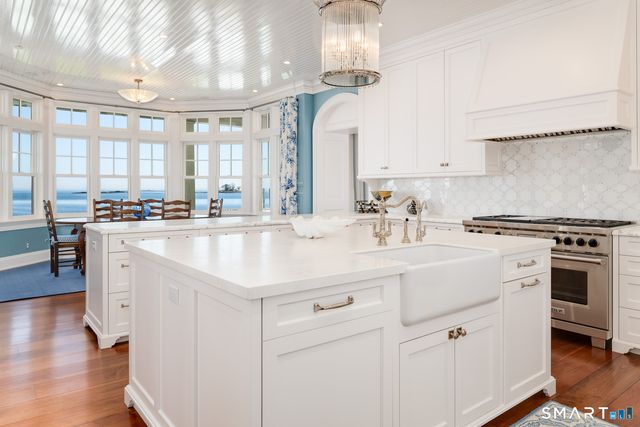 10 Shorehaven Road, Norwalk, CT 06855