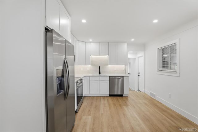 18001 Elizabeth Street, Roseville, MI 48066