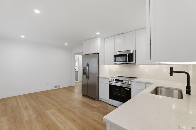 18001 Elizabeth Street, Roseville, MI 48066