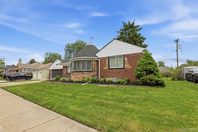18001 Elizabeth Street, Roseville, MI 48066