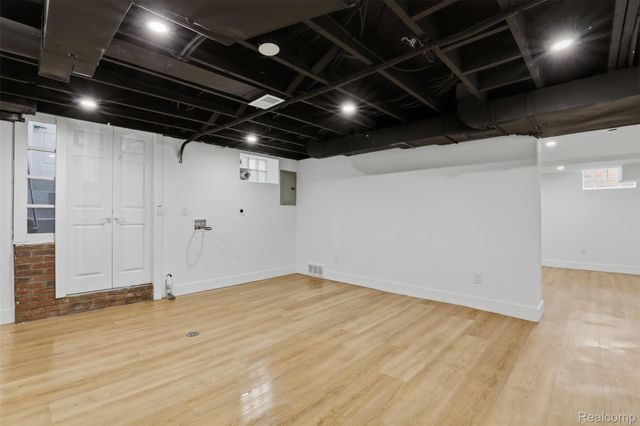 18001 Elizabeth Street, Roseville, MI 48066