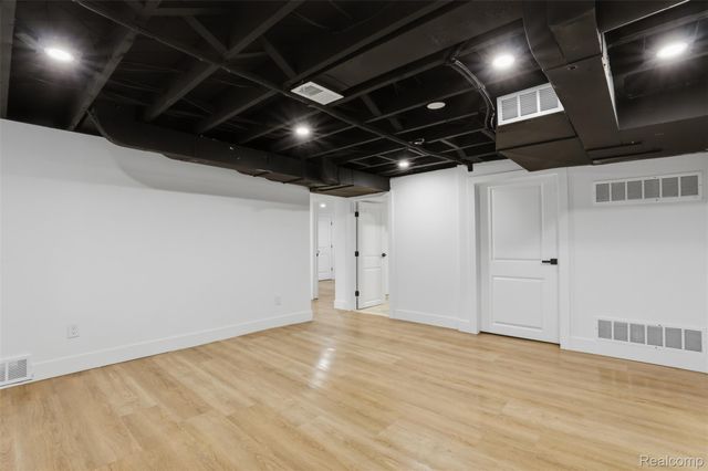 18001 Elizabeth Street, Roseville, MI 48066