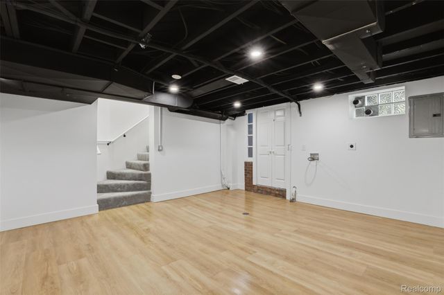 18001 Elizabeth Street, Roseville, MI 48066