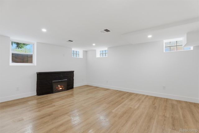 18001 Elizabeth Street, Roseville, MI 48066
