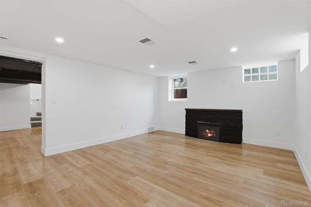 18001 Elizabeth Street, Roseville, MI 48066