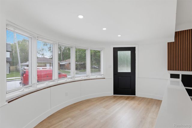 18001 Elizabeth Street, Roseville, MI 48066