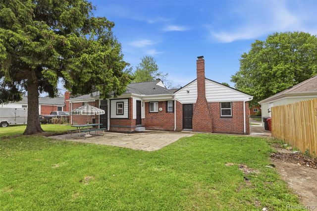 18001 Elizabeth Street, Roseville, MI 48066