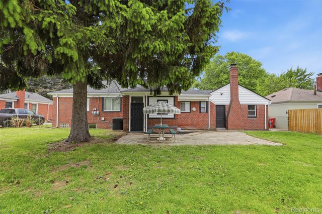 18001 Elizabeth Street, Roseville, MI 48066