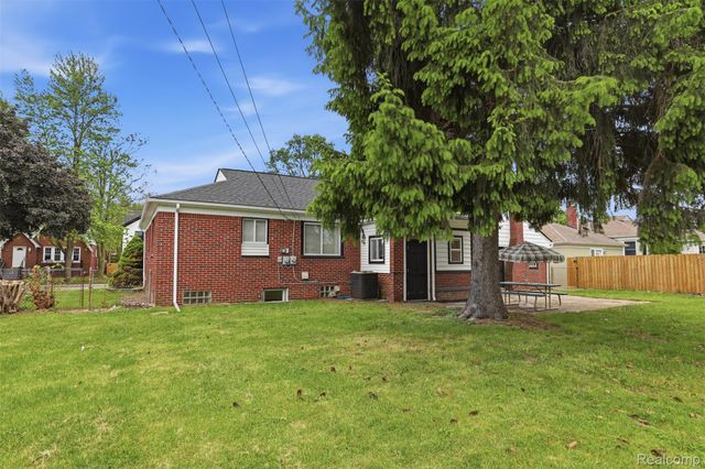 18001 Elizabeth Street, Roseville, MI 48066