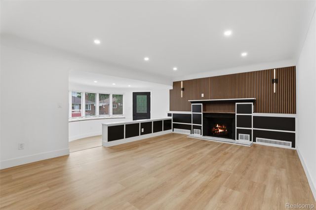 18001 Elizabeth Street, Roseville, MI 48066