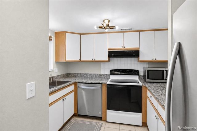175 Briarcrest Drive 102, Ann Arbor, MI 48104