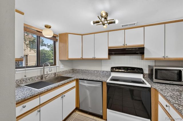 175 Briarcrest Drive 102, Ann Arbor, MI 48104