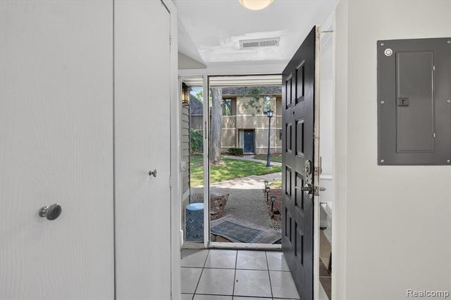 175 Briarcrest Drive 102, Ann Arbor, MI 48104