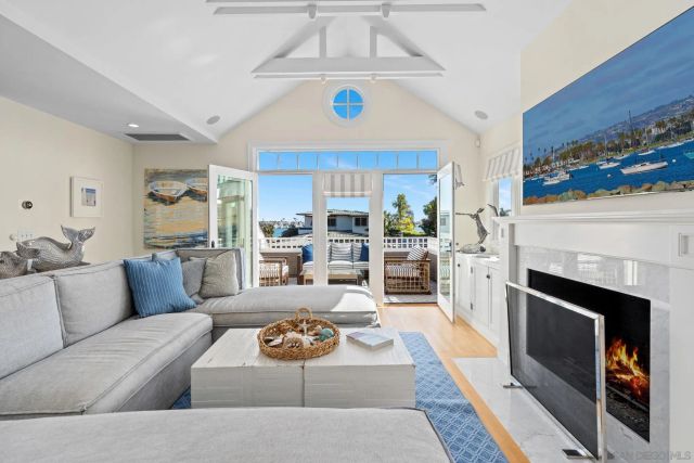 924 Scott St, San Diego, CA 92106