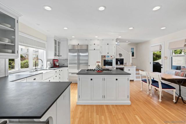 924 Scott St, San Diego, CA 92106