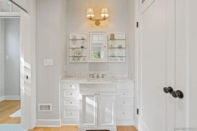 924 Scott St, San Diego, CA 92106