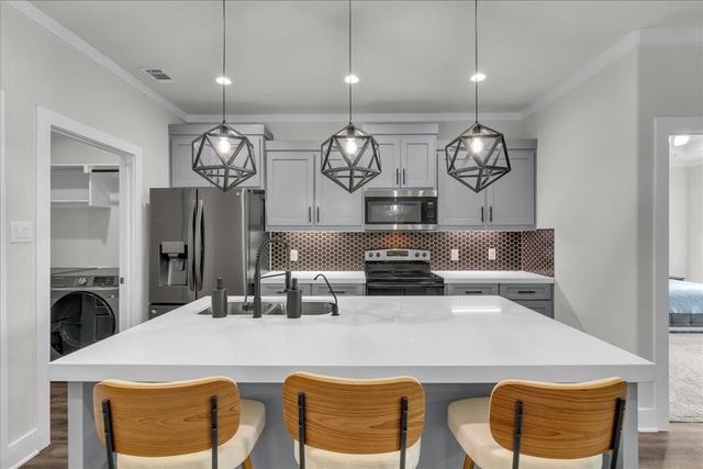 9228 Beckley View Avenue, Dallas, TX 75232