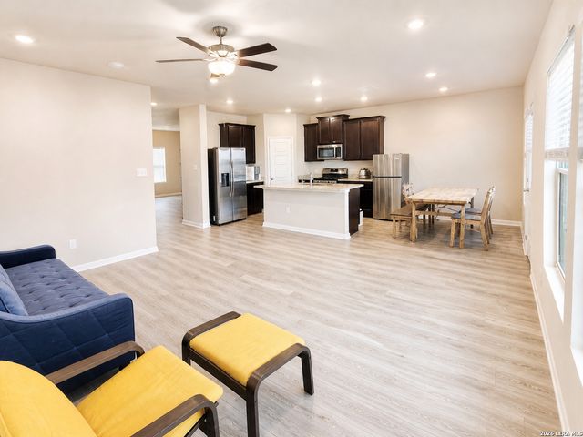 7045 Vista Loop, Live Oak, TX 78233