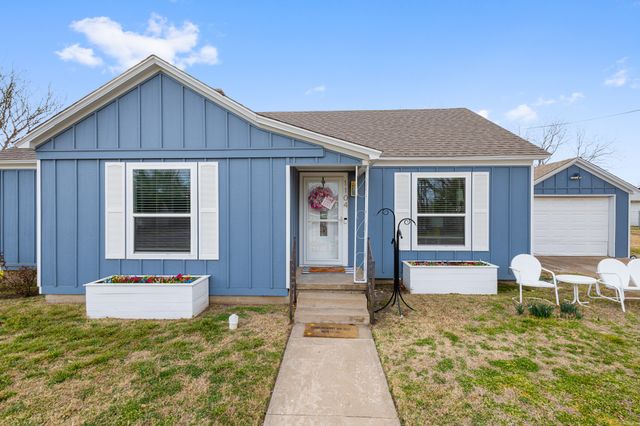 1104 S College Avenue, Decatur, TX 76234