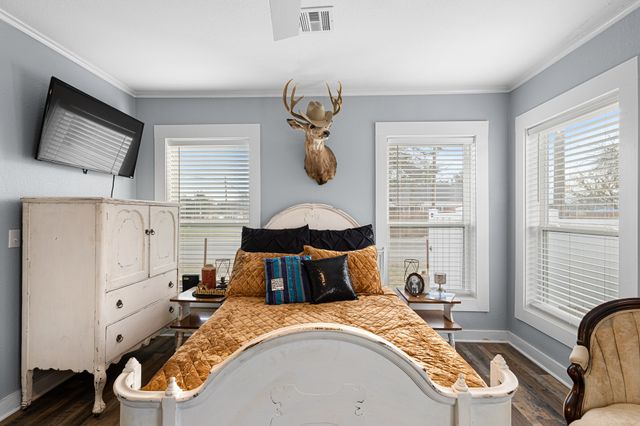 1104 S College Avenue, Decatur, TX 76234