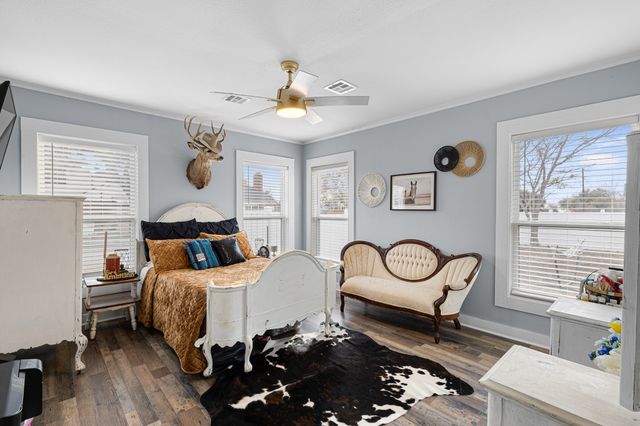 1104 S College Avenue, Decatur, TX 76234