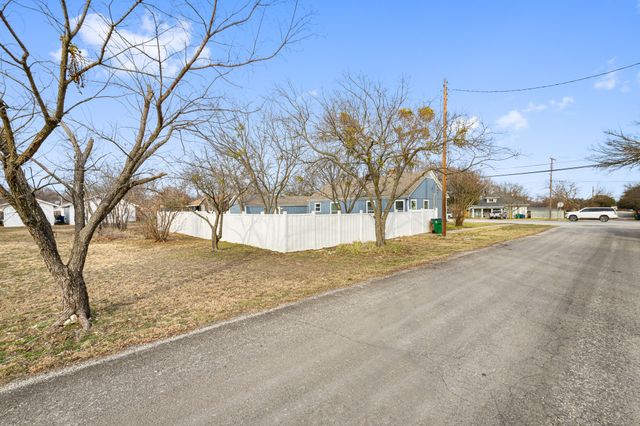 1104 S College Avenue, Decatur, TX 76234