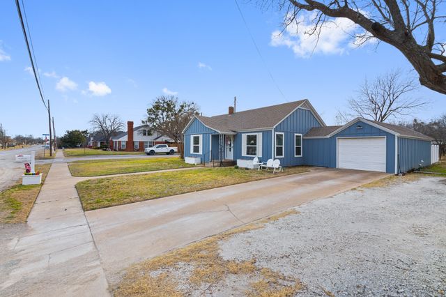 1104 S College Avenue, Decatur, TX 76234