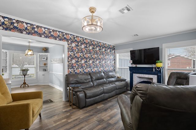 1104 S College Avenue, Decatur, TX 76234